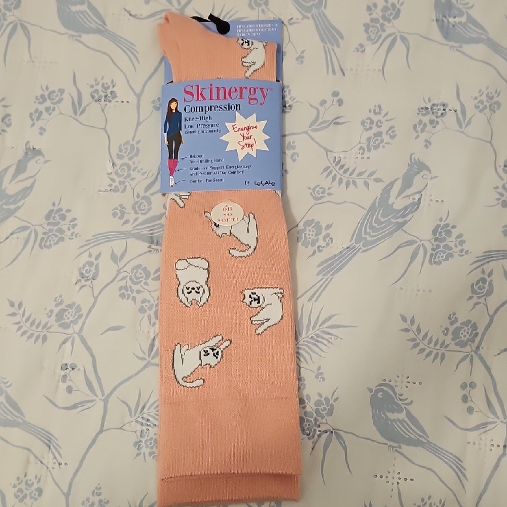 Compression Knee-High Socks in Peach with Cat Pattern